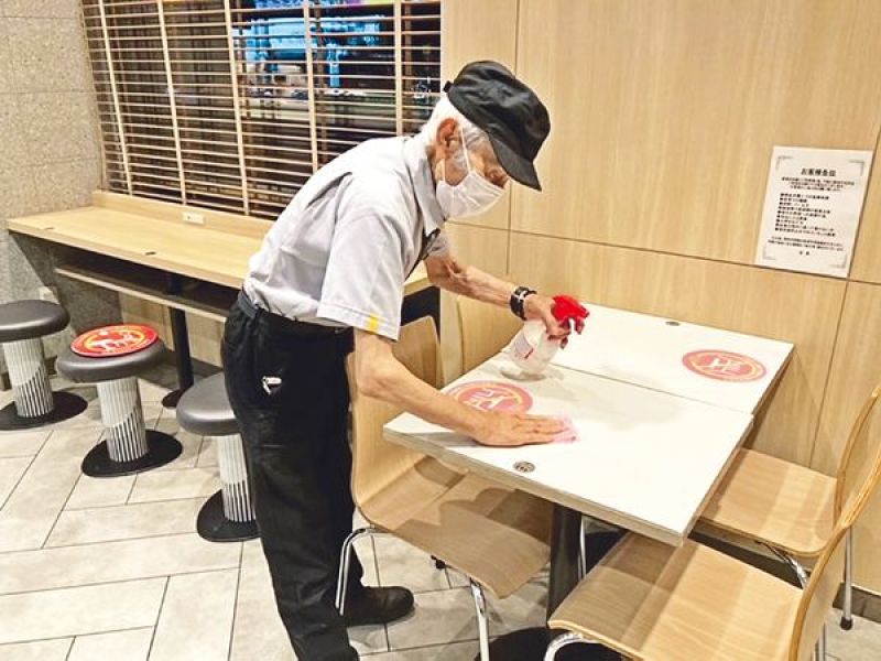 nhan-vien-lon-tuoi-nhat-mcdonalds-nhat-ban nhan-vien-lon-tuoi-nhat-mcdonalds-nhat-ban